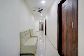 Super Hotel O Elegance Inn - Image 4