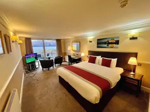 Holly Tree Hotel, Swimming Pool & Hot Tub - Image 2