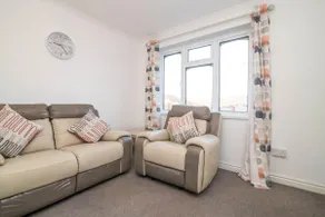 Spacious two bed house with parking and garden - Image 5