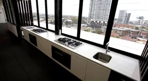 St Kilda Parkside Retreat Rooftop City Views - Image 3
