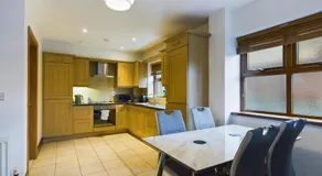 Free Parking Modern 3 Bedroom Apartment - Image 4