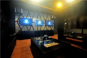 Hotel Royal Suite - Image 2