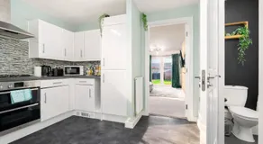 2 Bedroom House with 4 Beds, 3 Doubles & 1 Single - In Salford, 10 mins Uber from Manchester City Centre - Located in Salford close to Old Trafford, Manchester united, Trafford Park, Salford Quays & more! With Garden & Parking - By MAEVELA Manchester - Image 4