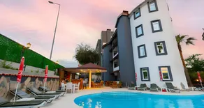 Side Meryam Suit Deluxe Hotel - Image 2