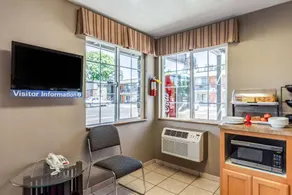 Econo Lodge Inn & Suites West Portland Hillsboro - Image 3