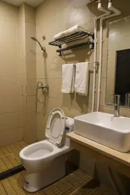 Qunhui Hotel - Image 5