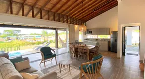Casa Campestre en zona exclusiva con Jacuzzi, a 10 min del aeropuerto, 20 min parque del café, WiFi, parqueadero privado, vigilancia 24 hrs y amplias zonas sociales - Image 2