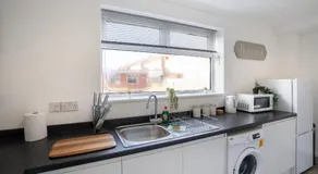 Modern 2BR Home with Parking Sleeps 5 Near Durham City - Image 3