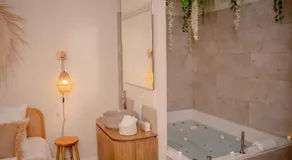 La Cour Secrète - Suite Bali - Balnéo privée - Escapade romantique à Carpentras - Image 5
