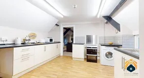 4 Bed Apartment- With Cosy Pub - Food/Drink 10%off - Image 3