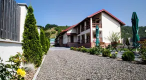 Country Court - Image 4