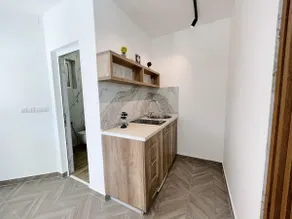 Modern Room with Free Parking - Image 5