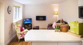 The Retreat, own hot tub, romantic escape, near Lyme Regis - Image 2