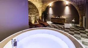 Marie Claire Apartments & Spa - Image 2