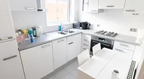 O2 Canary Wharf Excel Apartment with balcony & Parking - Image 3