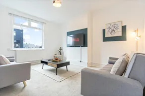 Beautiful House - Sleeps up to 7 - Free Parking, Fast Wifi and Smart TV by Yoko Property - Image 2