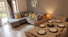Entire 3 bed home Sleeps 6, WiFi, 2 Parking Spaces - Image 3