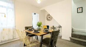 Stylish WA10 3 Bed House Close to Town Centre - Image 5