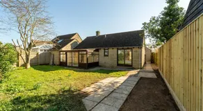 Bumble Bee Bungalow Serviced Accommodation - Image 4