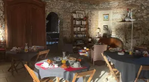 Charmant logement avec piscine et table d'hôtes, proche de Solesmes et de l'abbaye. - FR-1-410-407 - Image 3