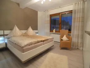 Moradia antiga separada com jardim interior e privado moderno - Image 2