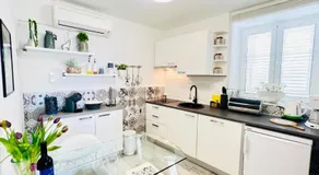 Charming Seaside Apartment - Image 3