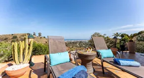 Villa « Cosy House Jacuzzi Wifi Piscine Vue » avec vue sur mer, Wi-Fi et climatisation - Image 4