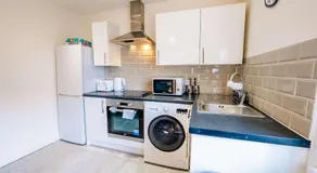 Trendy New Cosy 1BR Near Lively City Road Strip - Image 3