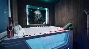 Stanislas Sensual Bali Love Room Jacuzzi 300m place Stanislas - Image 3