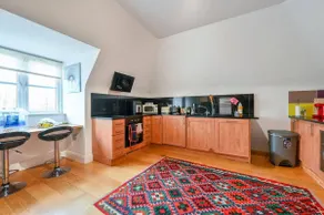 Modern 3BR Apartment w Parking Brentford - Image 3