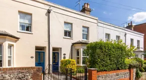 2-Bedroom Stunning, Chic, Spacious & Stylish Retreat, Central Winchester, Free On-Street Parking, Sleeps 6, Pet-Friendly - by Blue Puffin Stays - Image 4
