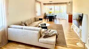 Seafront Lux Apt, Central, Beach, Direct Airport Metro - Image 2