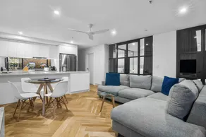 Luxe 2 Bed Apt, Seconds to Beach & Minutes to City - Image 2