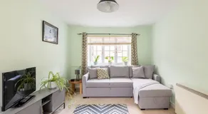 Lovely Town Centre 1 Bed Nr Country & River Walks - Image 2