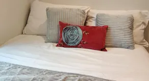 Modern Cozy central beautiful and Stylish 2 bed house with Smart TV Sleeps up to 6 - Image 2