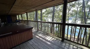 C16, Two bedroom, two bath, log-sided Harbor North luxury cottage with hot tub overlooking Lake Ouachita - Image 2