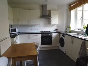Charming 4-Bedroom Apartment in the Heart of London - Image 3
