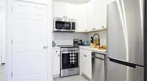 240-6 NEW STUDIO Prime Location W&D in unit - Image 3
