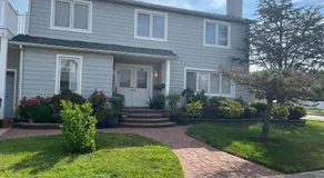 4 bedroom house with pool and backyard on bayside. - Image 3