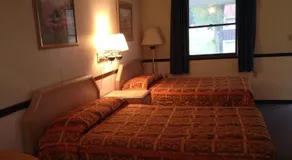Twin Pine Motel - Image 4