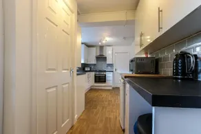 Stylish 6 Bed Detached House - Image 4