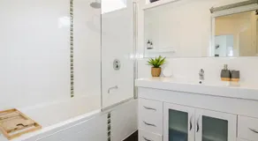Clifftop Cottage at The Portsea Camp - Image 2