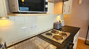 Modern studio apartment in Gunwharf - Image 4