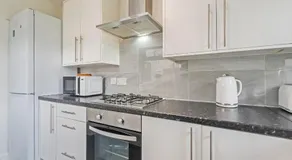 Modern Fully Equipped 4BR Home by Hyped Properties Perfect for Contractors Relocators Insurance Stay Near Centre with Free Parking - Image 4