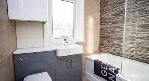 West Beck House Newcastle - Spacious Double Room - Image 2