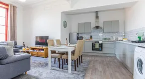 Manchester Retreat, Free Parking & Sleeps 5 - Image 2