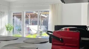 Quiet Courtyard Apartment - Easy Parking & Quick Bus to City Center - Image 4