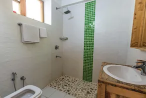 Jujurana Stays by Vista Rooms - Image 4