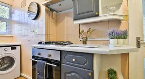 Spacious 3 Bed Home with Pool Table - Image 4