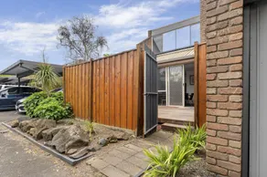 Spacious 3-Bed Townhouse with Courtyard - Image 5